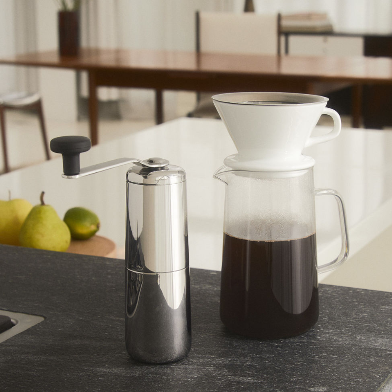 Alessi "Slow Coffee" Set Set besteht aus: Kaffeemühle aus Edelstahl 18/10 Kanne aus Pyrex-Glas  Filterhalter aus Porzellan Netz-Filter aus Edelstahl 18/10