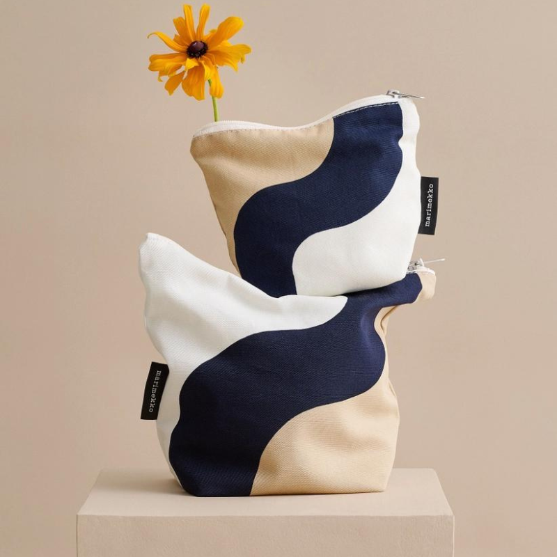 Verweis auf die Markenseite des Herstellers Marimekko, Kulturbeutel mit einer Blume dekkoriert