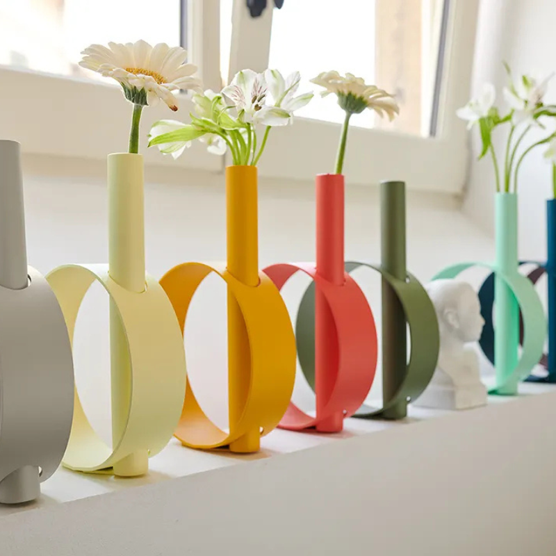 Stielvase "IOS" aus Stahlblech