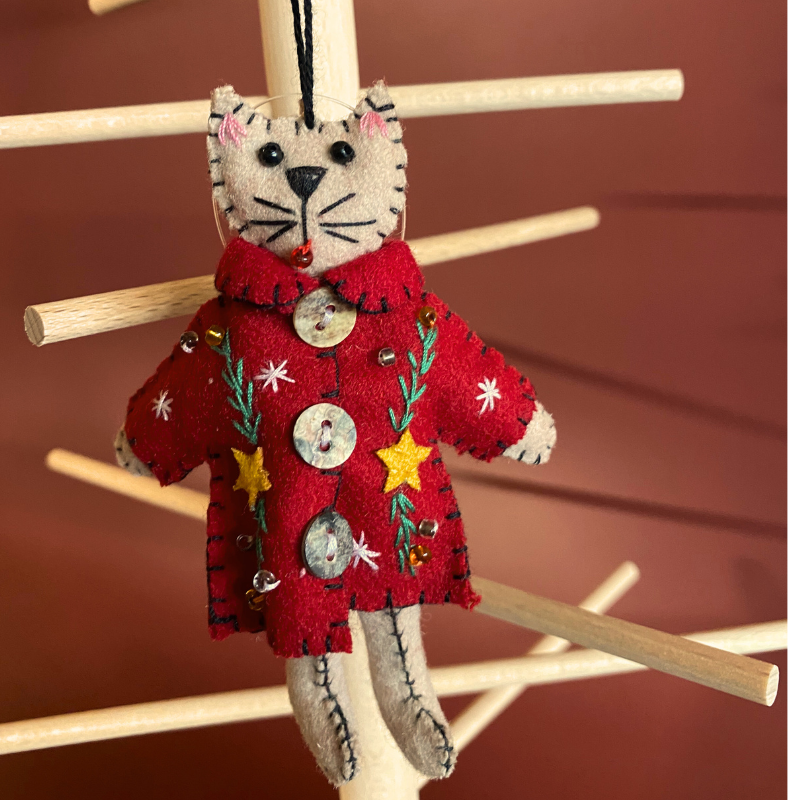 Filz-Weihnachtsanhänger "Katze mit rotem Mantel"