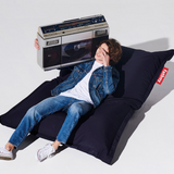 Fatboy Sitzsack Original Outdoor mit Person auf Sitzsack in der Farbe Dark Ocean