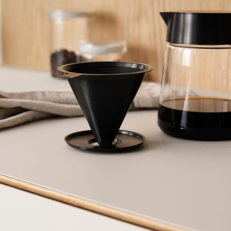 Glaskanne und Filter für Slow-Coffee "Nohr"auf einer Küchentheke