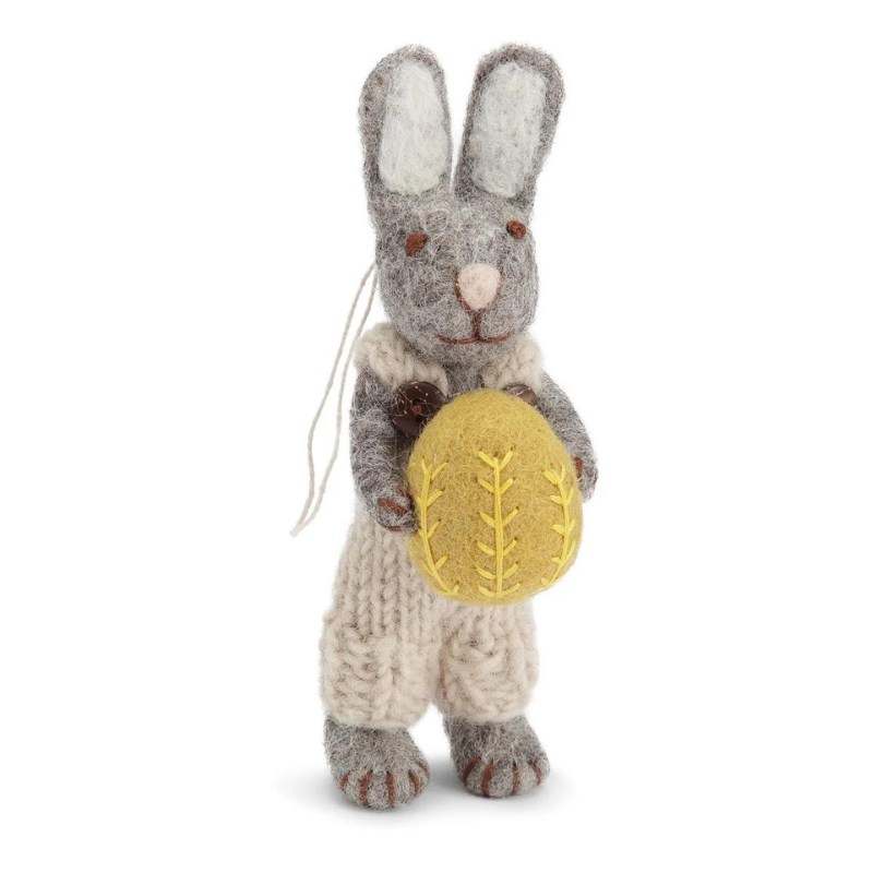 Gry & Sif Grauer Hase, hellgraue Hose, gelbes Ei