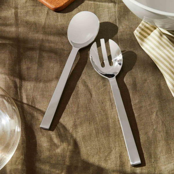 Alessi Salatbesteck Santiago auf einem gedeckten Tisch
