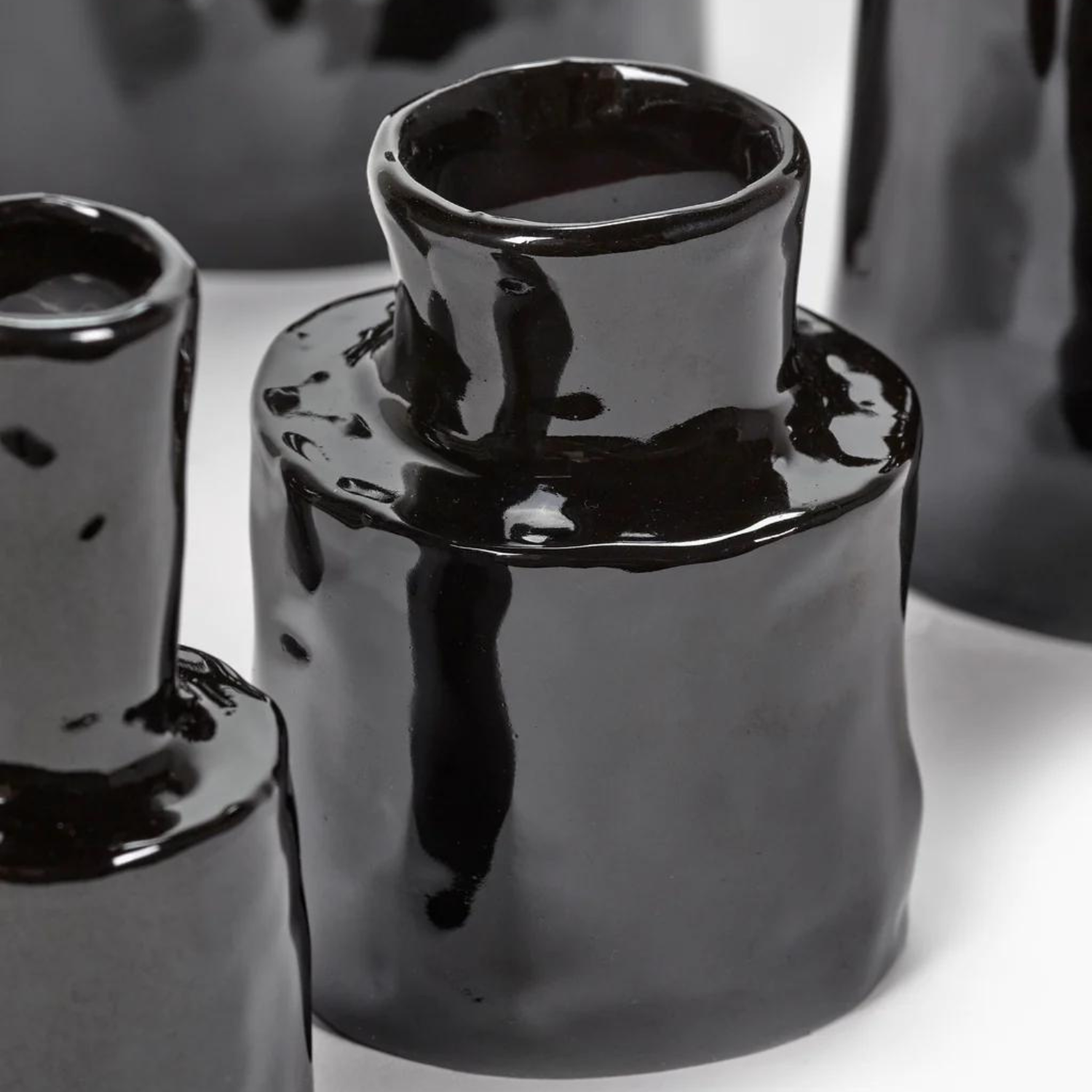 Verweis auf die Markenseite des Herstellers Serax, kleine schwarze Vasen