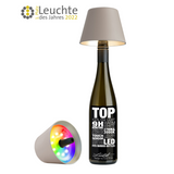 TOP LED Flaschenaufsatz-Leuchte 2.0 von Sompex mit (Deko) Flasche in Sand auf einem weißen Hintergrund