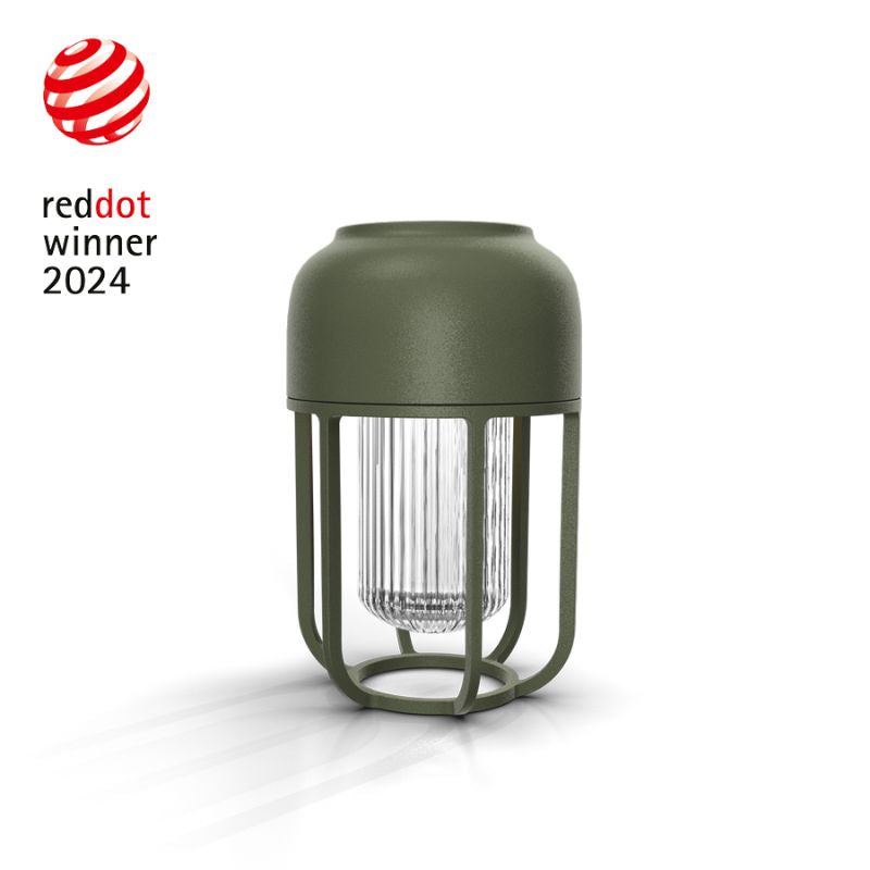 Solarbetriebene Außenleuchte im modernen Design mit grünem Metallrahmen und geriffeltem Glaszylinder