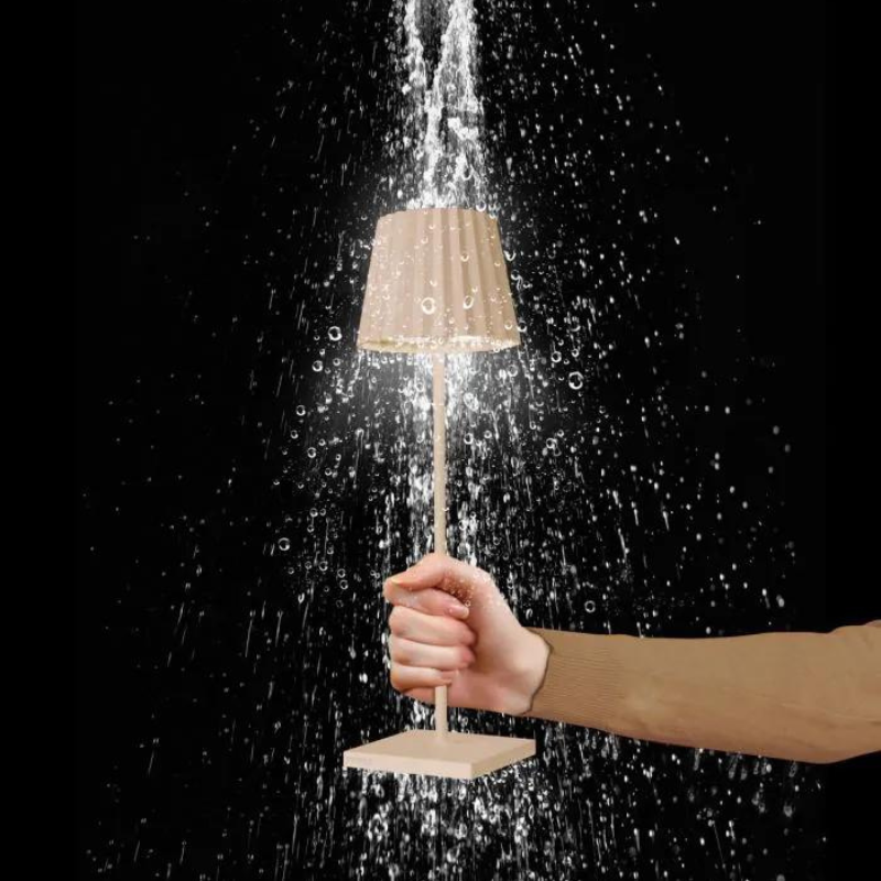 Sompex LED Outdoor Lampe Troll in Sand in einer Hand mit Wassertropfen (Outdoor geeignet)