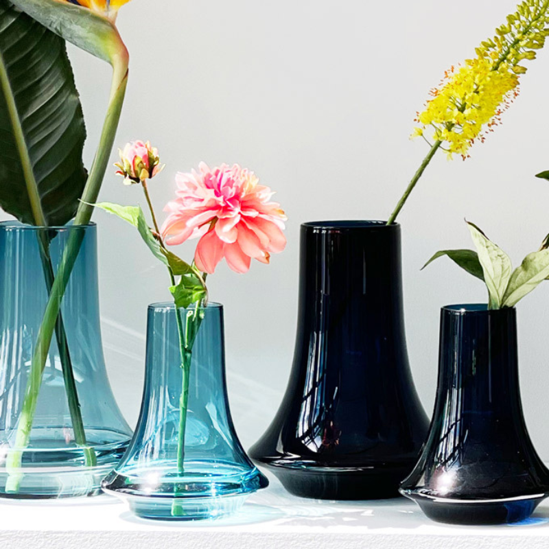 Verweis auf die Markenseite des Herstellers XLBOOM, XLBOOM Spinn Vase in dunkel und hellblau mit bunten Blumen