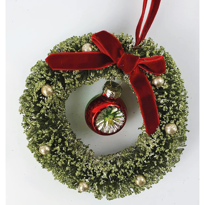 Zierkranz aus Kunststoff mit roter Schlaufe und roter Weihnachtskugel
