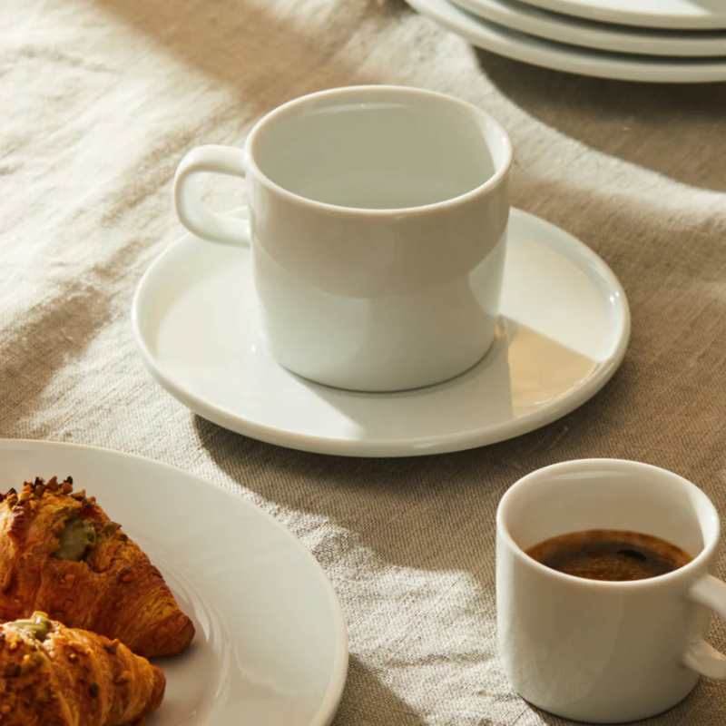 Alessi Jasper Morrison Espressotasse weiß auf einem Tisch mit Croissants