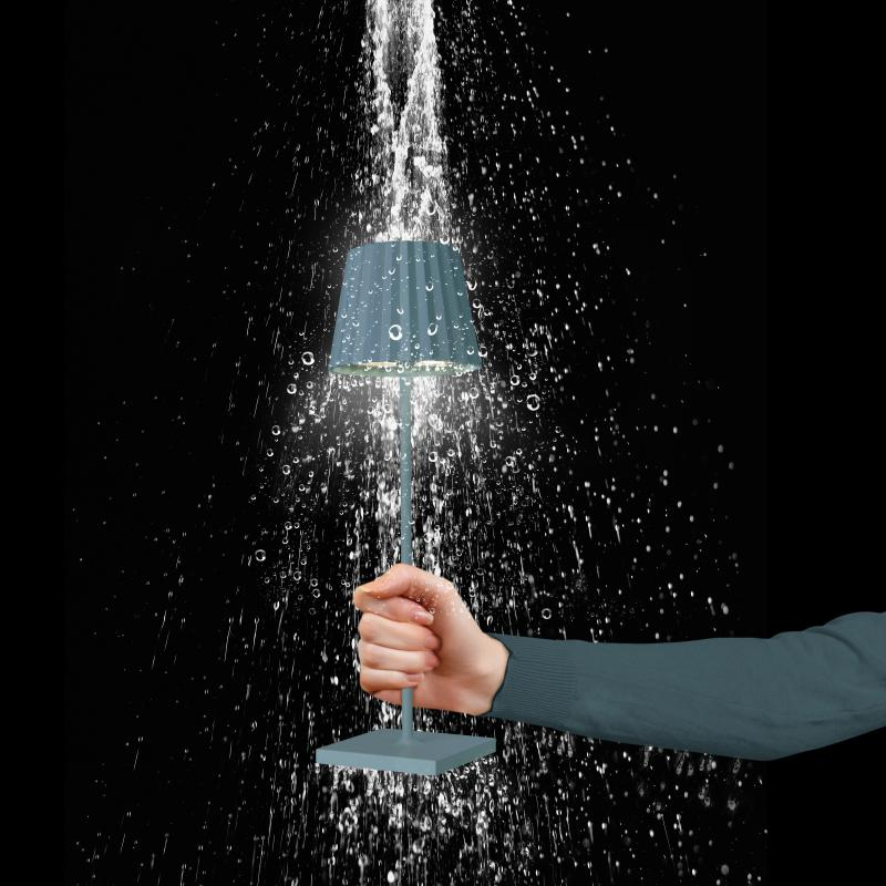 Sompex LED Outdoor Lampe Troll in Blau in einer Hand mit Wassertropfen (Outdoor geeignet)