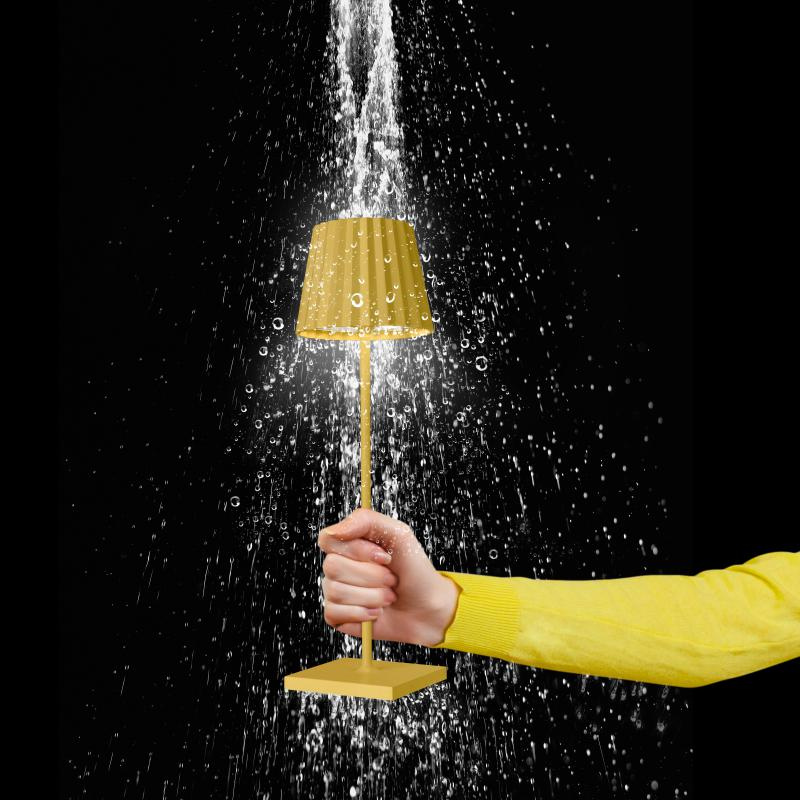 Sompex LED Outdoor Lampe Troll in Gelb in einer Hand mit Wassertropfen (Outdoor geeignet)