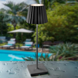 Sompex LED Outdoor Lampe Troll in Schwarz auf einem Tisch im Garten mit Wassertropfen (Outdoor geeignet)