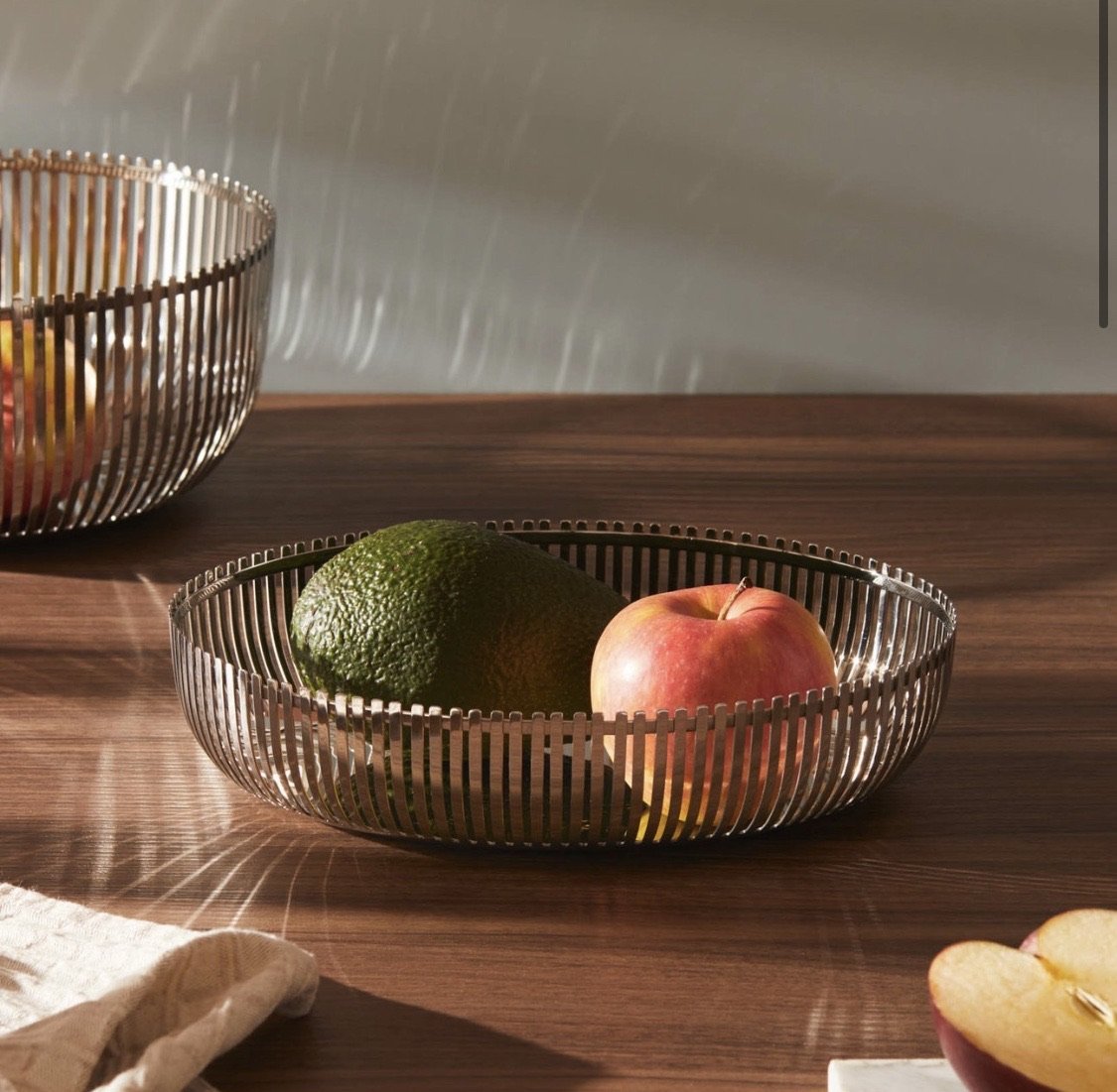 Alessi Schale PCH auf einem Holztisch, gefüllt mit Avokado und Apfel - Cotto Wohnen 