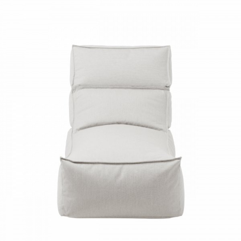 Outdoor Lounger Stay von Blomus inklusive gratis Schutzhülle in der Farbe cloud mit dem Format 120cm auf 60cm