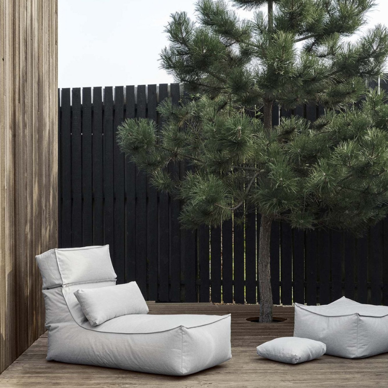 Outdoor Lounger Stay L von Blomus inklusive gratis Schutzhülle in der Farbe Cloud mit dem Format 160cm auf 80cm