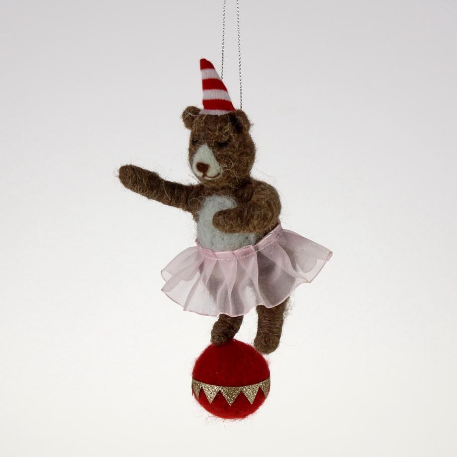 Filzanhänger Bär auf Ball - Cotto Wohnaccessoires Mannheim